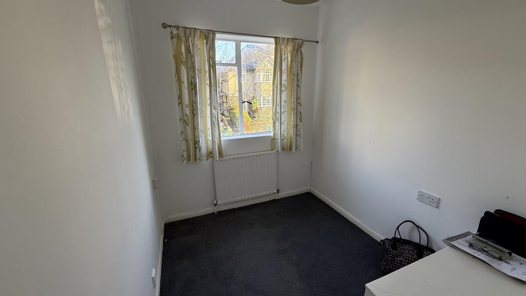 Lot: 118 - VACANT FLAT IN POPULAR TOWN CENTRE LOCATION - Inside image of Bedroom 2
